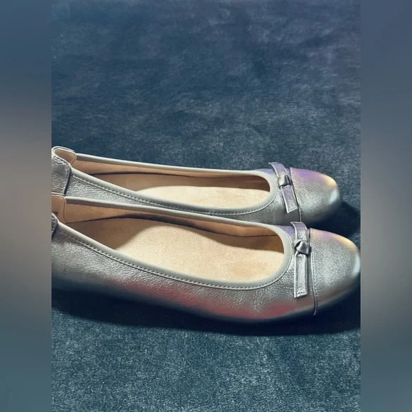 Vionic Amorie Pewter Metallic Leather Slip On Bow Ballet Flats US Sz 8.5. - Picture 2 of 12